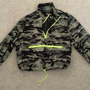 Camo winder breaker size xl in girls